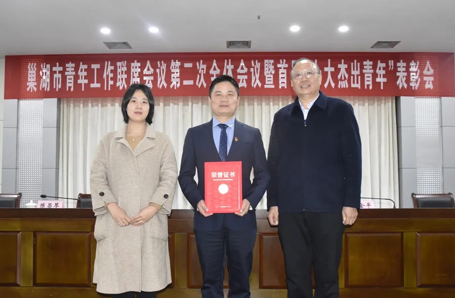 向廠長拿獎.webp.jpg 向廠長拿獎.webp.jpg